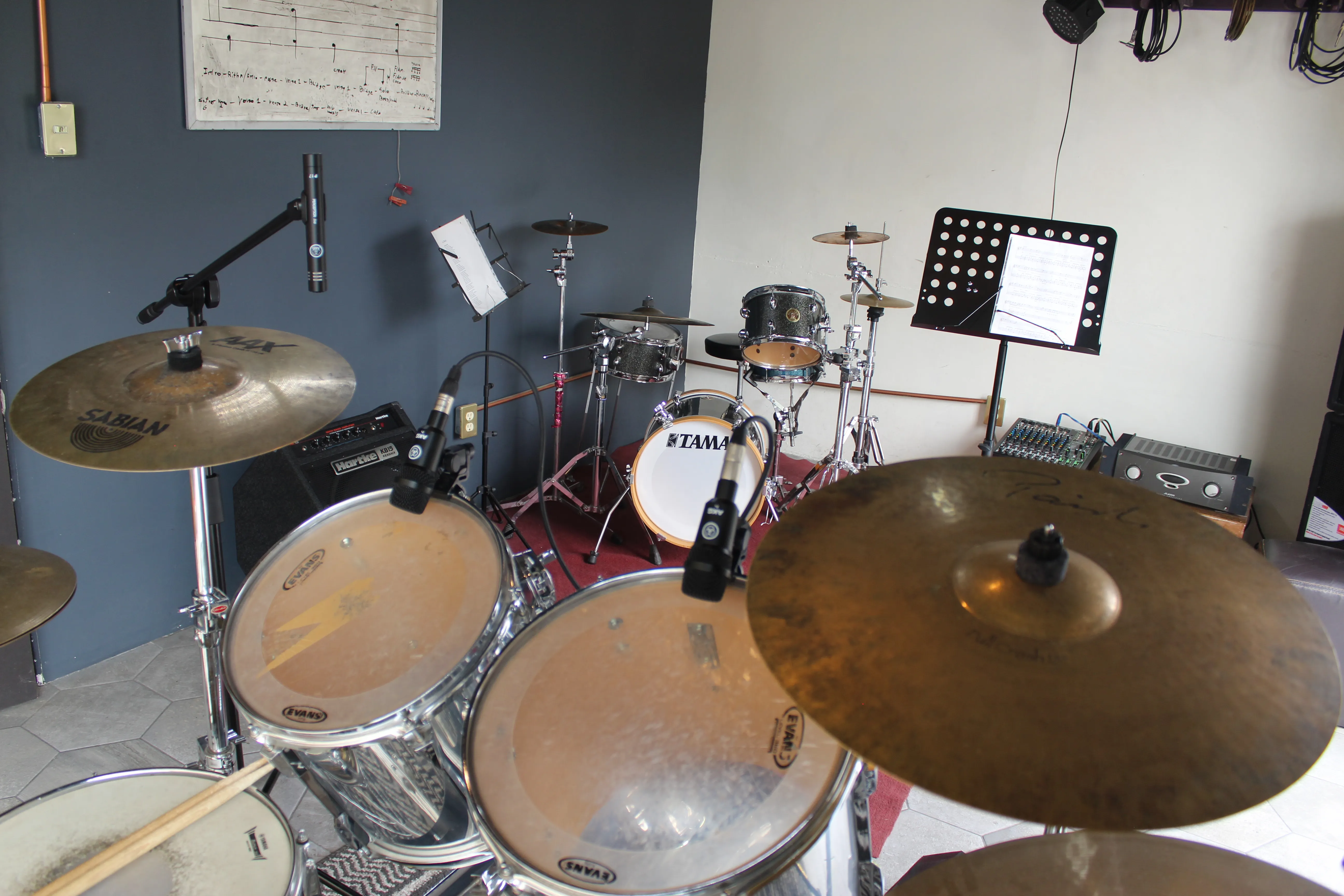 Niño practicando guitarra