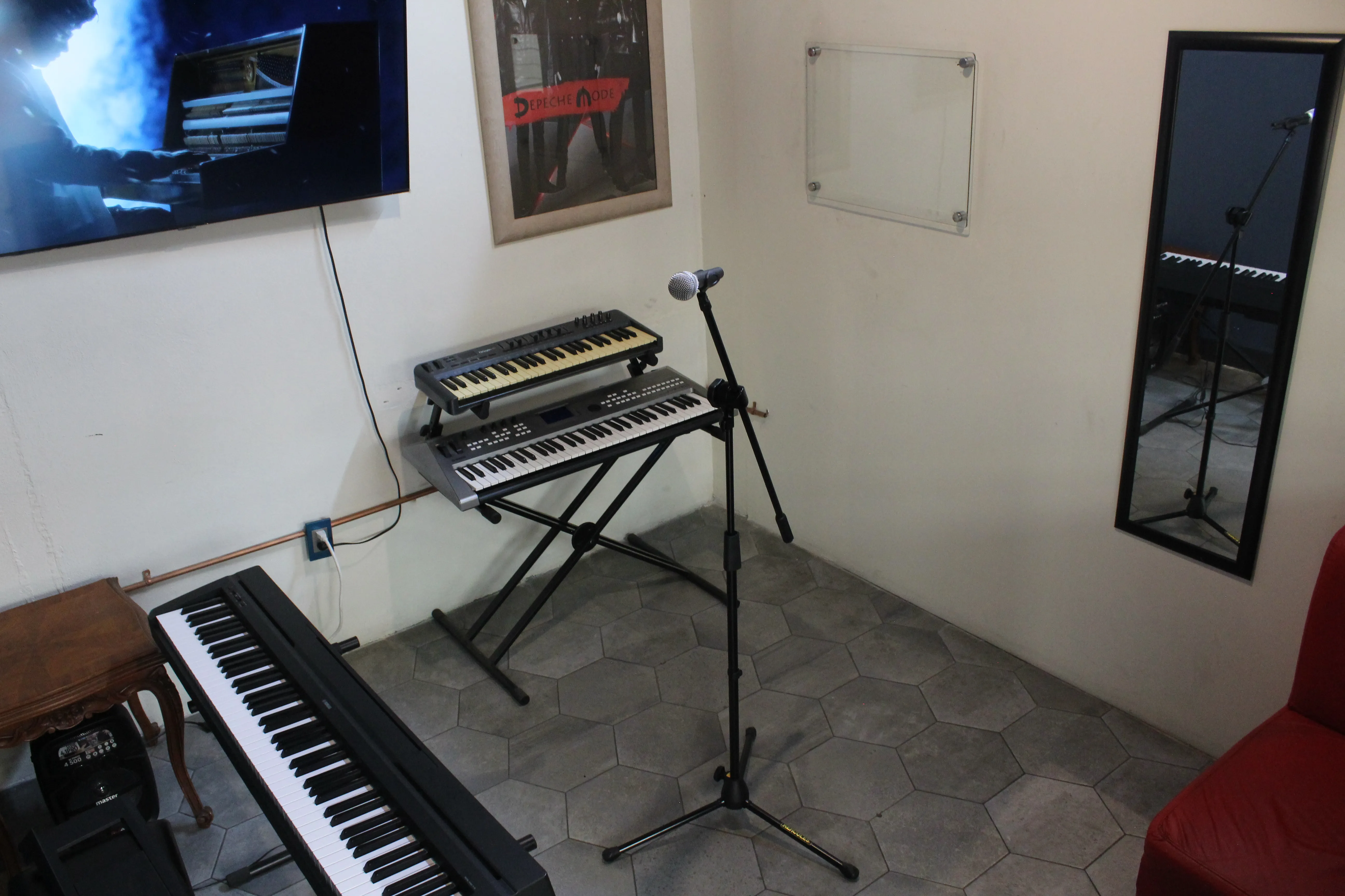 Niño practicando guitarra